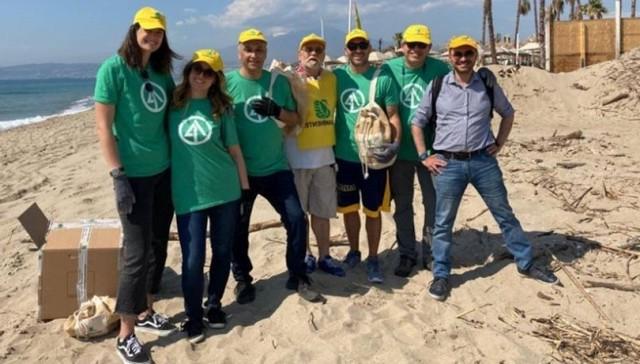 知识产权组织卡塔尼亚工厂帮助清洁当地海滩的志愿者