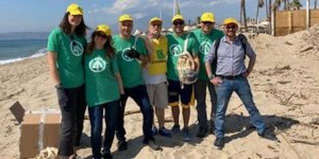 IP卡塔尼亚工厂的志愿者帮助清洁当地海滩