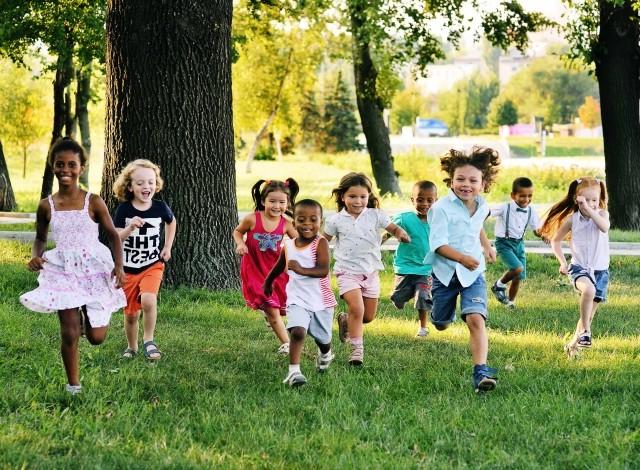 孩子们在公园里奔跑