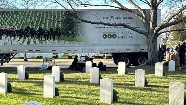 手机买球在哪买手机买球的app的卡车拖车停在阿灵顿国家公墓，支持全美花圈活动